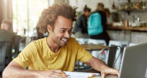 Inscrições para o Sesc EAD EJA são prorrogadas até o dia 14 de julhoO curso tem duração de três semestres e carga horária de 1.200 horas, sendo 80% das aulas em formato virtual e 20% em formato presencial. Inscrições para o Sesc EAD EJA são prorrogadas até o dia 14 de julho