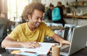 Inscrições para o Sesc EAD EJA são prorrogadas até o dia 14 de julhoO curso tem duração de três semestres e carga horária de 1.200 horas, sendo 80% das aulas em formato virtual e 20% em formato presencial. Inscrições para o Sesc EAD EJA são prorrogadas até o dia 14 de julho