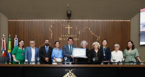 Aleam concede título de Cidadã Amazonense à jornalista, escritora e ilustradora botânica Leyla Martins LeongEm seu discurso,Leyla Leong, que é natural do Pará, recordou a trajetória de sua família no Amazonas. Aleam concede título de Cidadã Amazonense à jornalista, escritora e ilustradora botânica Leyla Martins Leong