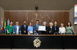 Aleam concede título de Cidadã Amazonense à jornalista, escritora e ilustradora botânica Leyla Martins LeongEm seu discurso,Leyla Leong, que é natural do Pará, recordou a trajetória de sua família no Amazonas. Aleam concede título de Cidadã Amazonense à jornalista, escritora e ilustradora botânica Leyla Martins Leong