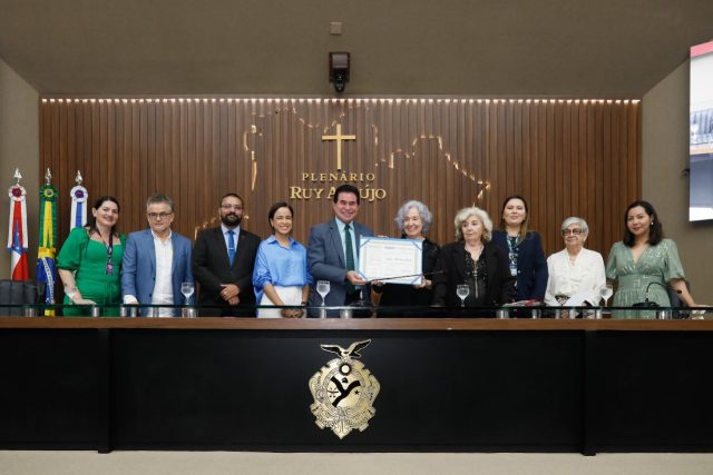 Aleam concede título de Cidadã Amazonense à jornalista, escritora e ilustradora botânica Leyla Martins Leong Aleam concede título de Cidadã Amazonense à jornalista, escritora e ilustradora botânica Leyla Martins Leong