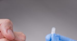 Além das farmácias, exames de sangue rápidos podem ser feitos em clínicas e consultóriosNova regulamentação da Anvisa amplia acesso aos exames, além de acelerar diagnósticos e desafogar o sistema de saúde. Além das farmácias, exames de sangue rápidos podem ser feitos em clínicas e consultórios