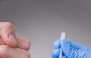 Além das farmácias, exames de sangue rápidos podem ser feitos em clínicas e consultóriosNova regulamentação da Anvisa amplia acesso aos exames, além de acelerar diagnósticos e desafogar o sistema de saúde. Além das farmácias, exames de sangue rápidos podem ser feitos em clínicas e consultórios