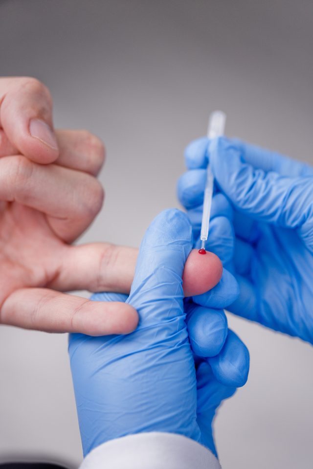 Além das farmácias, exames de sangue rápidos podem ser feitos em clínicas e consultórios Além das farmácias, exames de sangue rápidos podem ser feitos em clínicas e consultórios