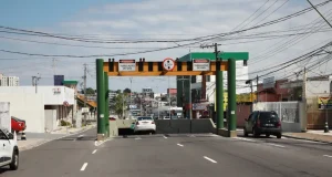 Após acidente com carreta, passagem subterrânea na Constantino Nery é interditadaDurante a interdição, os condutores de veículos poderão seguir pela alça direita e acessar a avenida Constantino Nery, depois acessar o retorno no parque dos Bilhares. Após acidente com carreta, passagem subterrânea na Constantino Nery é interditada