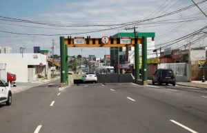 Após acidente com carreta, passagem subterrânea na Constantino Nery é interditadaDurante a interdição, os condutores de veículos poderão seguir pela alça direita e acessar a avenida Constantino Nery, depois acessar o retorno no parque dos Bilhares. Após acidente com carreta, passagem subterrânea na Constantino Nery é interditada