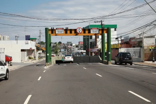 Após acidente com carreta, passagem subterrânea na Constantino Nery é interditada