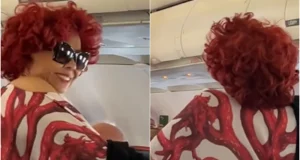 Após atraso no voo, Alcione canta para distrair passageiros Fãs descobriram que a cantora estava a bordo do avião e pediram para diva soltar a voz. Após atraso no voo, Alcione canta para distrair passageiros