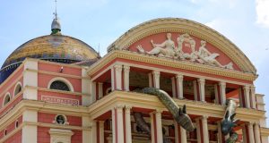 Arte contemporânea ‘Entidades’ destaca a fachada do Teatro AmazonasCom passagem pelo Festival de Arte Lille, na França, a obra fica exposta no espaço cultural até o dia 12 de agosto. Arte contemporânea ‘Entidades’ destaca a fachada do Teatro Amazonas