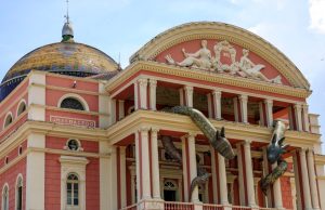 Arte contemporânea ‘Entidades’ destaca a fachada do Teatro AmazonasCom passagem pelo Festival de Arte Lille, na França, a obra fica exposta no espaço cultural até o dia 12 de agosto. Arte contemporânea ‘Entidades’ destaca a fachada do Teatro Amazonas