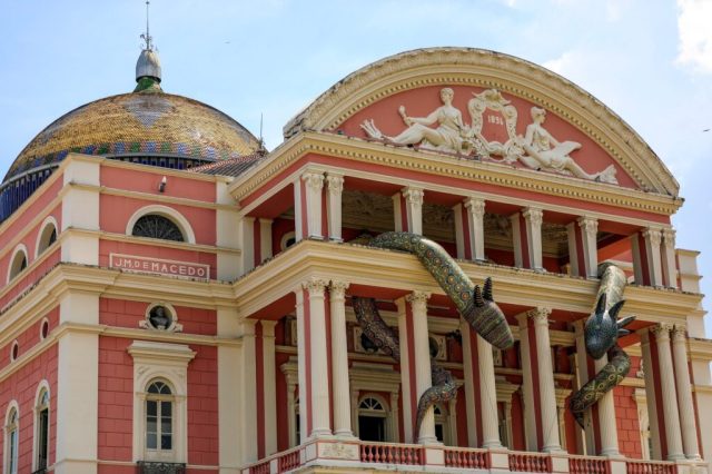 Arte contemporânea ‘Entidades’ destaca a fachada do Teatro Amazonas