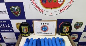 Com auxílio de cães farejadores, agentes da SSP-AM apreendem porções de maconha em embarcaçãoApreensão do entorpecente representa dano de R$ 30 mil ao crime. Cães farejadores, agentes da SSP-AM apreendem porções de maconha em embarcação