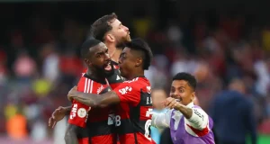 Com golaço de Gerson, Flamengo vence o Coritiba de virada no BrasileirãoA vitória de virada em cima do Coritiba saiu somente nos acréscimos. Com golaço de Gerson, Flamengo vence o Coritiba de virada no Brasileirão