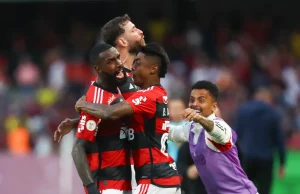 Com golaço de Gerson, Flamengo vence o Coritiba de virada no BrasileirãoA vitória de virada em cima do Coritiba saiu somente nos acréscimos. Com golaço de Gerson, Flamengo vence o Coritiba de virada no Brasileirão