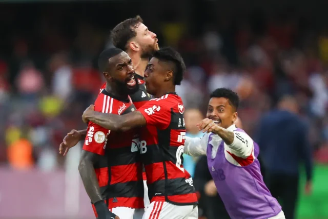 Com golaço de Gerson, Flamengo vence o Coritiba de virada no Brasileirão