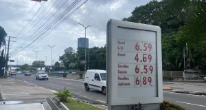 Em Manaus, Polícia Civil prende autor de, aproximadamente, 15 roubos a postos de combustíveisO indivíduo simulava portar arma de fogo para subtrair a renda dos estabelecimentos. Em Manaus, Polícia Civil prende autor de, aproximadamente, 15 roubos a postos de combustíveis