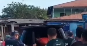 Em Parintins, população tenta fazer justiça com as próprias mãos Em Parintins, população tenta fazer justiça com as próprias mãos