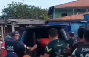 Em Parintins, população tenta fazer justiça com as próprias mãos Em Parintins, população tenta fazer justiça com as próprias mãos