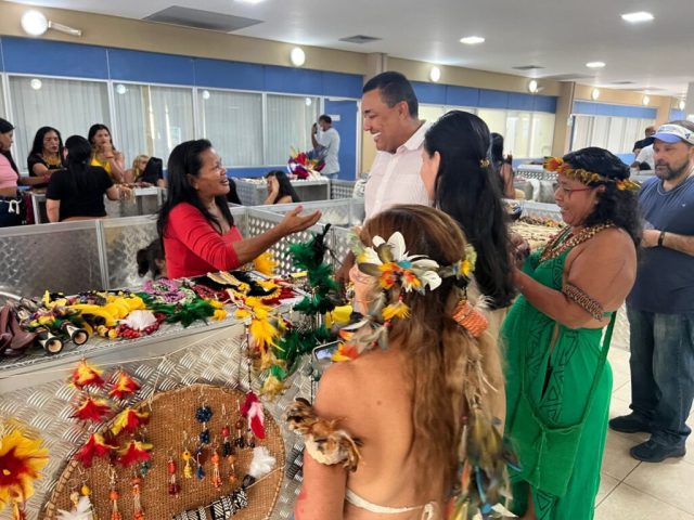 Feira de artesanato indígena ganha destaque durante o evento cultural “Vozes da Floresta”