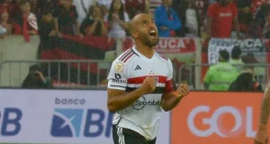 Flamengo e São Paulo empatam no MaracanãO duelo válido pela 19ª rodada do Campeonato Brasileiro terminou 1 a 1. Flamengo e São Paulo empatam no Maracanã
