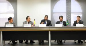Governador Wilson Lima destaca importância de projeto Anatel que levará internet para Alto SolimõesEncontro em Brasília discute o Programa Amazônia Integrada e Sustentável (Pais), que implementa fibra óptica ao longo dos rios da região. Governador Wilson Lima destaca importância de projeto Anatel que levará internet para Alto Solimões