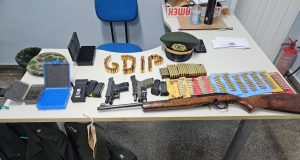 Homem que se passava por capitão do exército é preso em posse de armas de fogo e munições Homem que se passava por capitão do exército é preso em posse de armas de fogo e munições