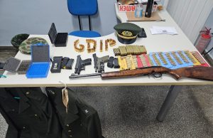 Homem que se passava por capitão do exército é preso em posse de armas de fogo e muniçõesForam encontradas na casa do infrator duas pistolas 9 milímetros, uma carabina calibre 22, munições e fardamento do exército. Homem que se passava por capitão do exército é preso em posse de armas de fogo e munições
