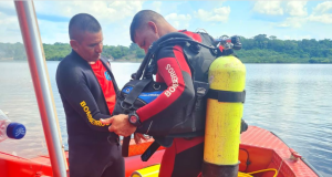 Mergulhadores do Corpo de Bombeiros localizam e resgatam corpo de homem que caiu no rioAcidente fatal aconteceu durante forte ventania, fazendo a vítima perder controle da canoa em que estava. Mergulhadores do Corpo de Bombeiros localizam e resgatam corpo de homem que caiu no rio