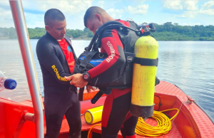 Mergulhadores do Corpo de Bombeiros localizam e resgatam corpo de homem que caiu no rioAcidente fatal aconteceu durante forte ventania, fazendo a vítima perder controle da canoa em que estava. Mergulhadores do Corpo de Bombeiros localizam e resgatam corpo de homem que caiu no rio