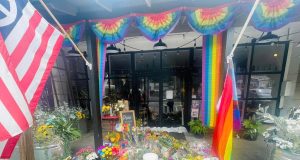 Mulher é morta após uma discussão sobre a bandeira LGBTQIA+ pendurada em sua lojaLaura Ann “Lauri” Carleton, de 66 anos, morreu depois de uma discussão a respeito da bandeira LGBTQIA+ na porta de sua loja nos EUA. Mulher é morta após uma discussão sobre a bandeira LGBTQIA+ pendurada em sua loja