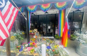 Mulher é morta após uma discussão sobre a bandeira LGBTQIA+ pendurada em sua lojaLaura Ann “Lauri” Carleton, de 66 anos, morreu depois de uma discussão a respeito da bandeira LGBTQIA+ na porta de sua loja nos EUA. Mulher é morta após uma discussão sobre a bandeira LGBTQIA+ pendurada em sua loja