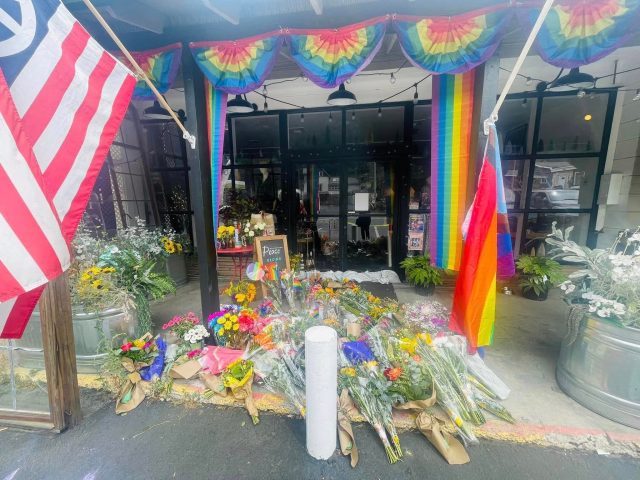 Mulher é morta após uma discussão sobre a bandeira LGBTQIA+ pendurada em sua loja