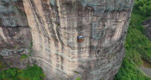Na China, loja de conveniência cravada em penhasco a 120 m do chão serve água e lanches a alpinistasUma loja no penhasco, situada a 120 metros de altura, destaca-se como um dos estabelecimentos de conveniência mais singulares em todo o mundo. Na China, loja de conveniência cravada em penhasco a 120 m do chão serve água e lanches a alpinistas