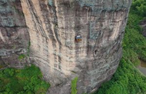 Na China, loja de conveniência cravada em penhasco a 120 m do chão serve água e lanches a alpinistasUma loja no penhasco, situada a 120 metros de altura, destaca-se como um dos estabelecimentos de conveniência mais singulares em todo o mundo. Na China, loja de conveniência cravada em penhasco a 120 m do chão serve água e lanches a alpinistas