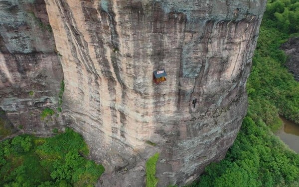 Na China, loja de conveniência cravada em penhasco a 120 m do chão serve água e lanches a alpinistas