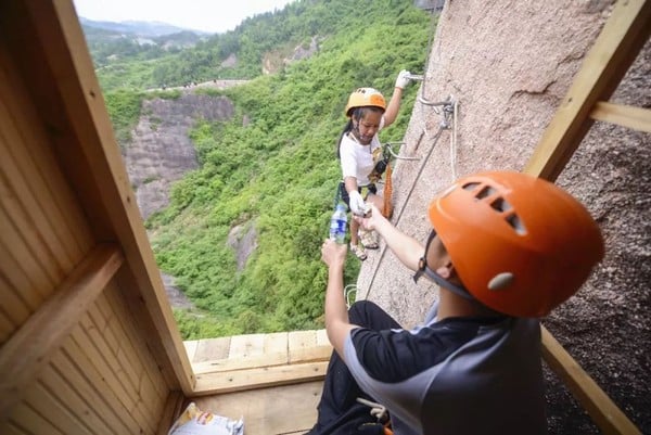 Na China, loja de conveniência cravada em penhasco a 120 m do chão serve água e lanches a alpinistas