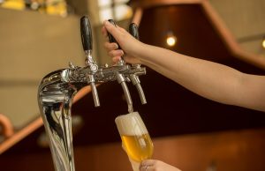 No Dia da Cerveja, Ambev celebra brindes com inovação, sustentabilidade e impacto socialCompanhia aposta em escuta ativa, colaboração e mudança de hábito do consumidor em todos os processos da bebida até as prateleiras. No Dia da Cerveja, Ambev celebra brindes com inovação, sustentabilidade e impacto social