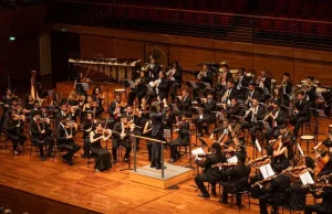 No Teatro Amazonas, Neojiba apresenta dois espetáculos gratuitos nesta quinta e sextaJovens do programa do Governo da Bahia já foram aplaudidos de pé nas mais importantes salas de concerto do Brasil e do mundo. No Teatro Amazonas, Neojiba apresenta dois espetáculos gratuitos nesta quinta e sexta