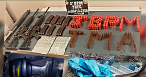 No interior do Amazonas, Polícia Militar apreende armas de grosso calibreForam apreendidos também um bote, munições e combustível, além de R$ 3 mil em espécie. No interior do Amazonas, Polícia Militar apreende armas de grosso calibre