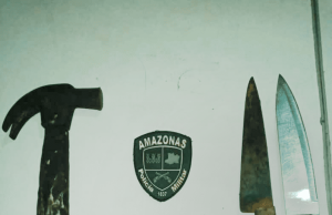 Operação Shamar: Homem é preso por suspeita de agredir companheira com um marteloNo momento da prisão, a polícia encontrou com o homem duas facas Operação Shamar: Homem é preso por suspeita de agredir companheira com um martelo