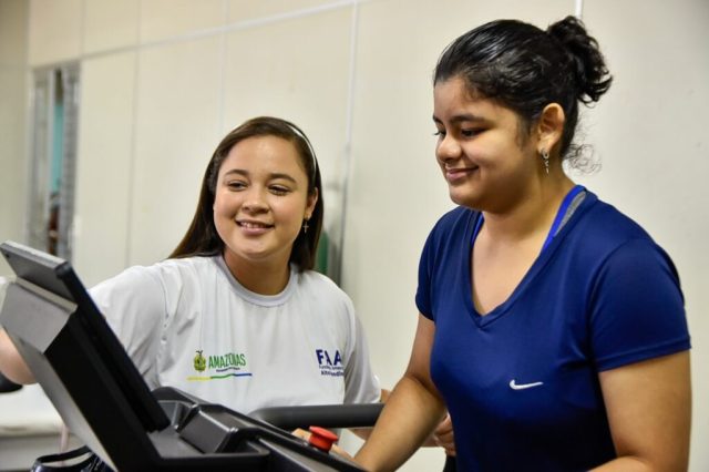 Paciente do RespirAR com membro inferior amputado volta a andar com reabilitação e prótese