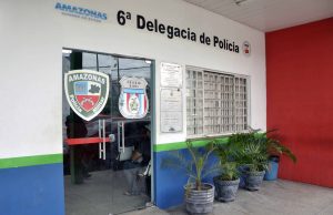 Polícia Civil localiza homem que transferiu R$ 13 mil da conta de uma colega de trabalho para a de terceiroO suspeito era colega de trabalho da vítima, e ambos trabalhavam em um estabelecimento comercial no bairro Cidade Nova, zona norte. Polícia Civil localiza homem que transferiu R$ 13 mil da conta de uma colega de trabalho para a de terceiro