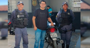 Polícia Militar recupera motocicleta com restrição de furto, na zona leste de ManausOs militares receberam informações de uma motocicleta abandonada no bairro Tancredo Neves. Polícia Militar recupera motocicleta com restrição de furto, na zona leste de Manaus