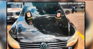 Polícia prende três homens em apoio a um carro com restrição de roubo Polícia prende três homens em apoio a um carro com restrição de roubo