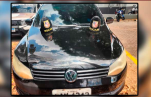 Polícia prende três homens em apoio a um carro com restrição de roubo Polícia prende três homens em apoio a um carro com restrição de roubo