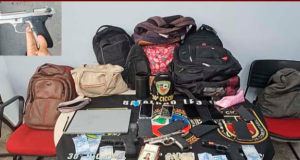 Polícia prende três homens em flagrante após sequências de assaltos na zona lesteO trio foi preso em flagrante após acompanhamento, foi solicitada a ordem de parada, ignorada pelos ocupantes do veículo que efetuaram disparos contra os militares. Polícia prende três homens em flagrante após sequências de assaltos na zona leste