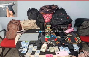 Polícia prende três homens em flagrante após sequências de assaltos na zona lesteO trio foi preso em flagrante após acompanhamento, foi solicitada a ordem de parada, ignorada pelos ocupantes do veículo que efetuaram disparos contra os militares. Polícia prende três homens em flagrante após sequências de assaltos na zona leste