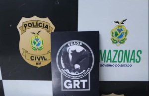 Polícia prende trio suspeito de praticar roubos em lojas de cosméticos no AlvoradaCom os suspeitos foram encontrados parte dos produtos roubados, revólveres e um simulacro de pistola. Polícia prende trio suspeito de praticar roubos em lojas de cosméticos no Alvorada