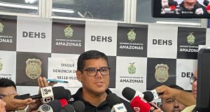 Policiais civis prendem homem que matou o próprio filhoVítima foi atingida por golpes de arma branca, após uma discussão familiar, no bairro Praça 14 de Janeiro. Policiais civis prendem homem que matou o próprio filho