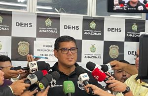 Policiais civis prendem homem que matou o próprio filhoVítima foi atingida por golpes de arma branca, após uma discussão familiar, no bairro Praça 14 de Janeiro. Policiais civis prendem homem que matou o próprio filho